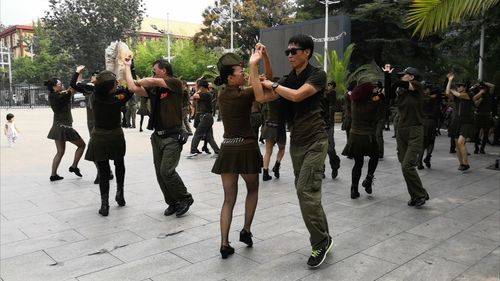 双人跳水兵舞的日常故事，温情纽带与舞动的力量